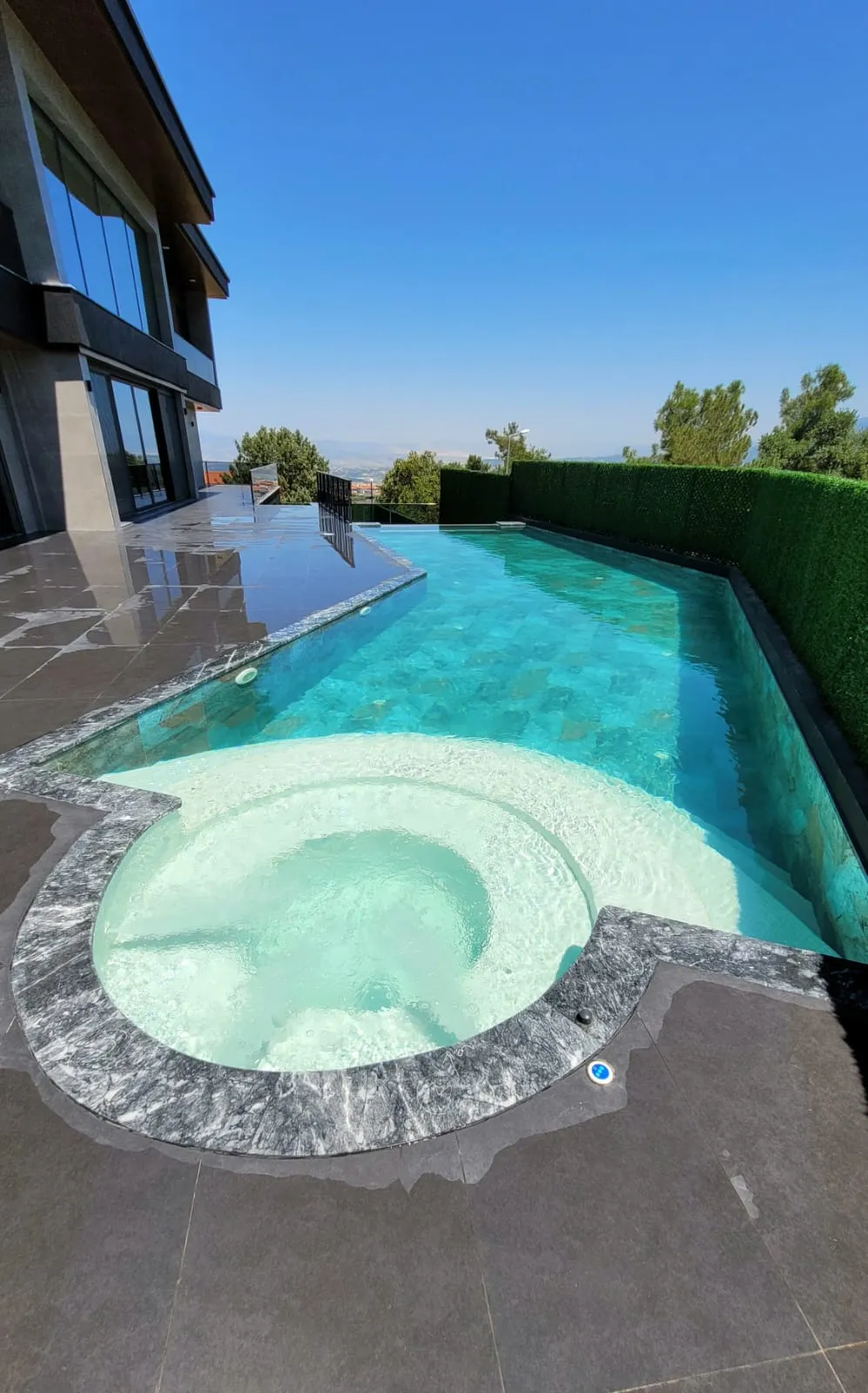 Temiz ve berrak suyuyla göz alıcı bir yüzme havuzu